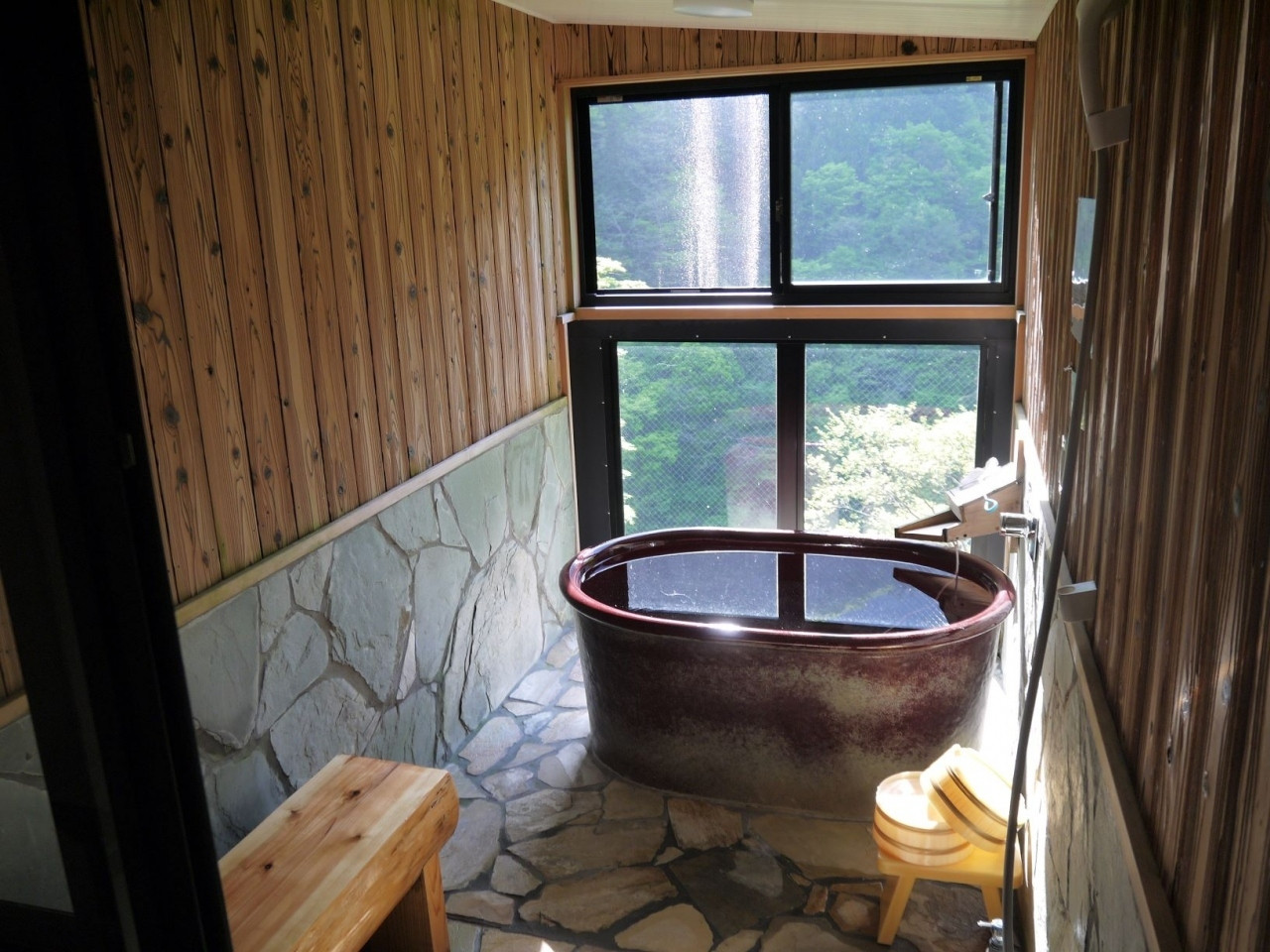 陶器や檜の客室露天風呂で、おこもり温泉を堪能しよう4085766