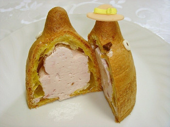「白髭のシュークリーム工房」料理 1063244 木いちご＆クリームチーズの断面ですｗ