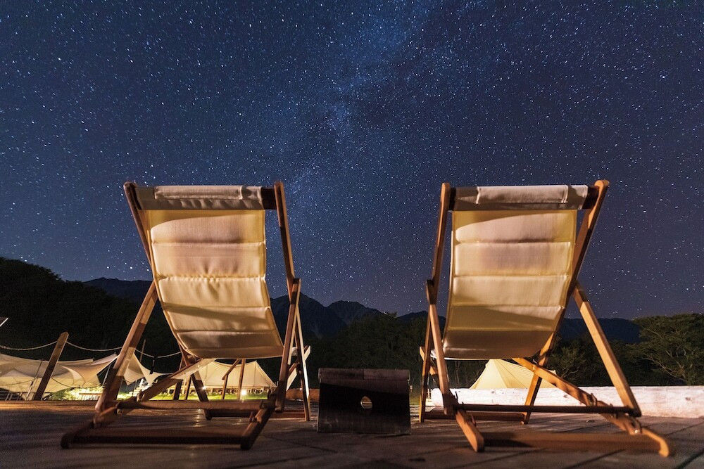 ウッドデッキと星空