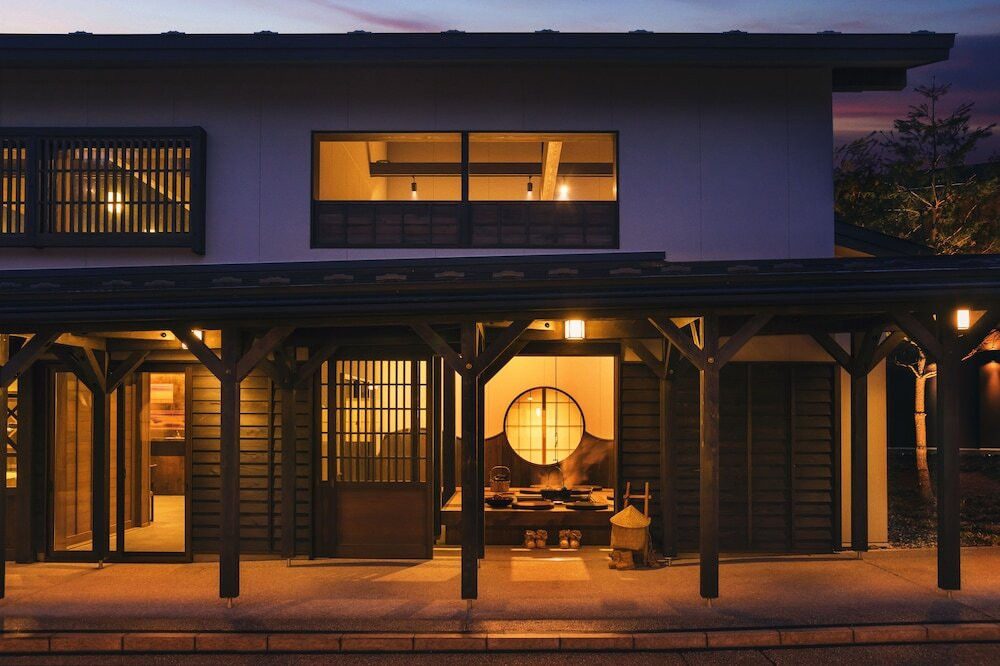 施設の正面 (日没後)