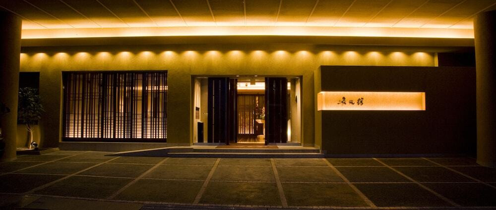 施設の正面 (日没後)