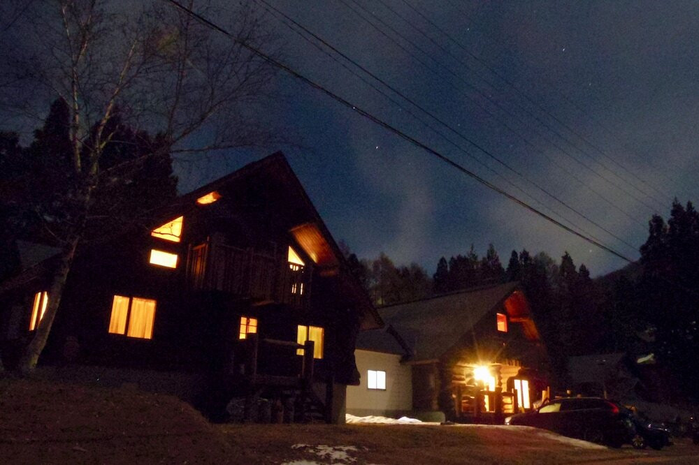 施設の正面 (日没後)