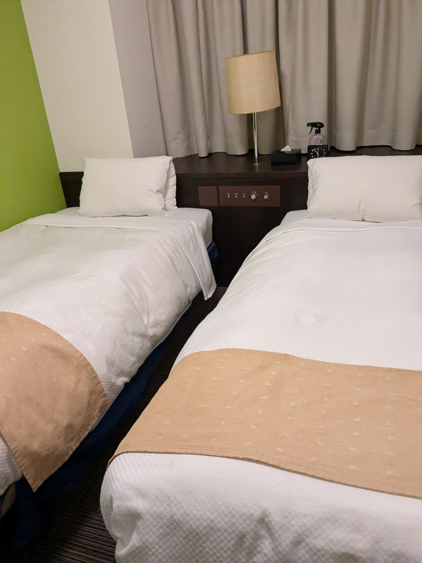 ふくよかさん二人だとすれ違えない室内