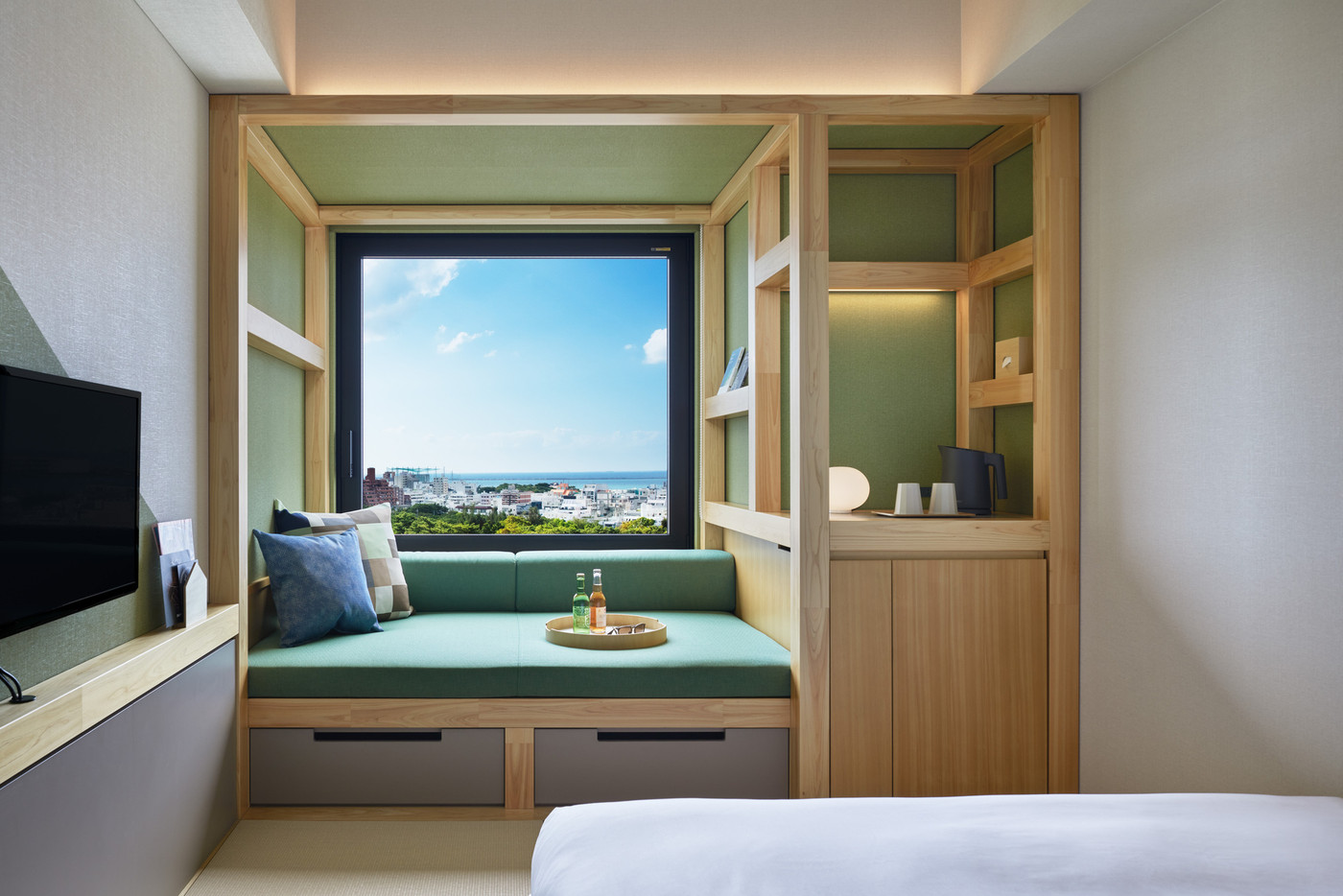 ソファでリラックスしながら見渡す那覇シティ＆オーシャンビュー3398290