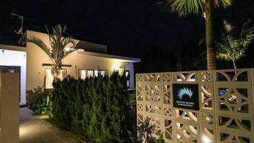 施設の正面 (日没後) / 5