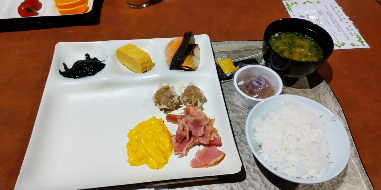 朝食は控えめに