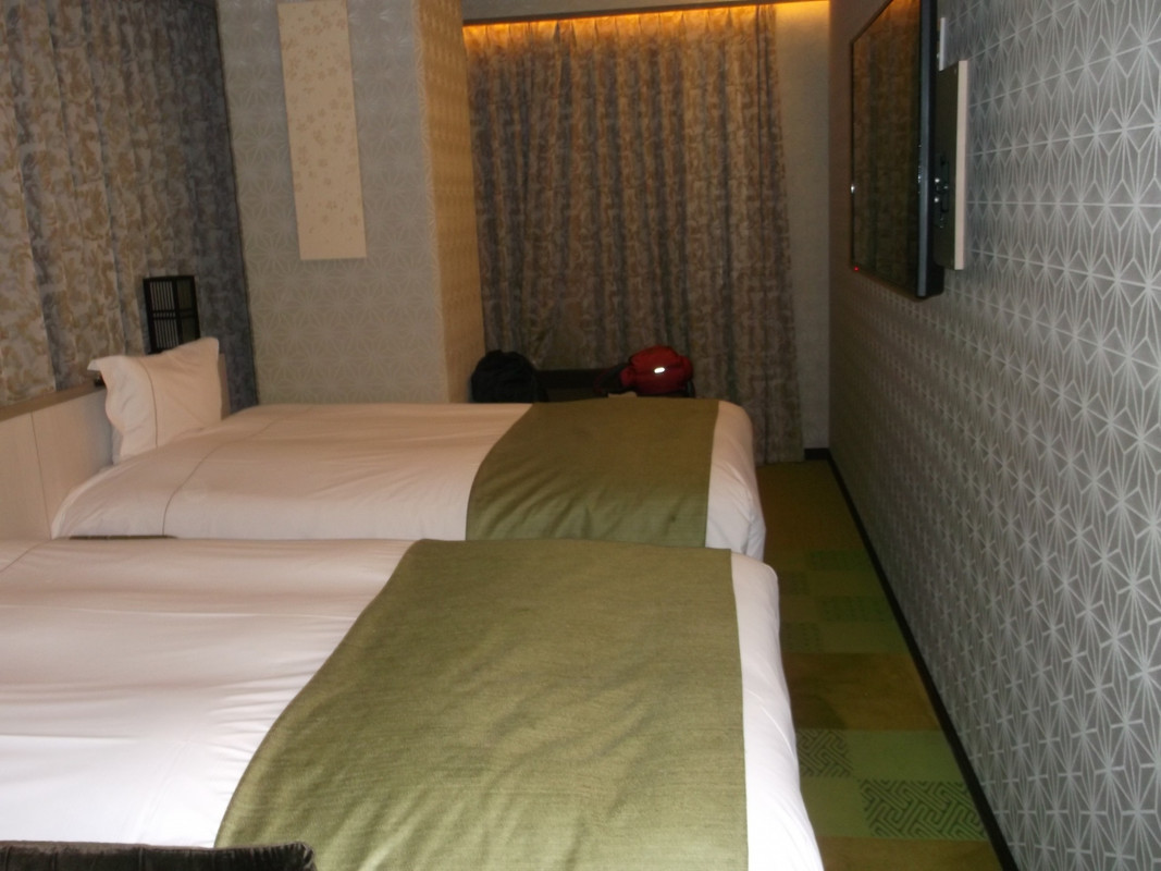 大きな柱が部屋を分断していることを以外はおちついた客室です。