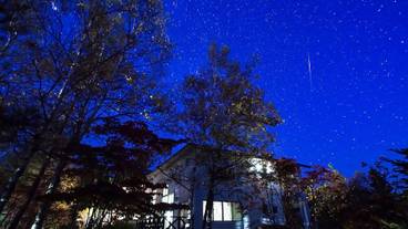 施設の正面 (日没後) / 4