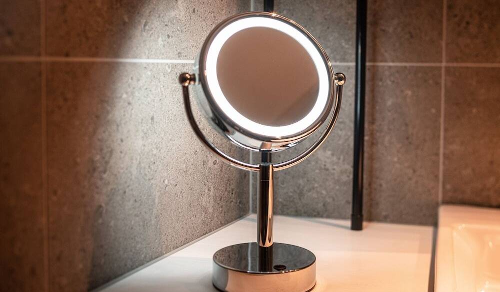 一部客室にあるライト付きミラー / 5