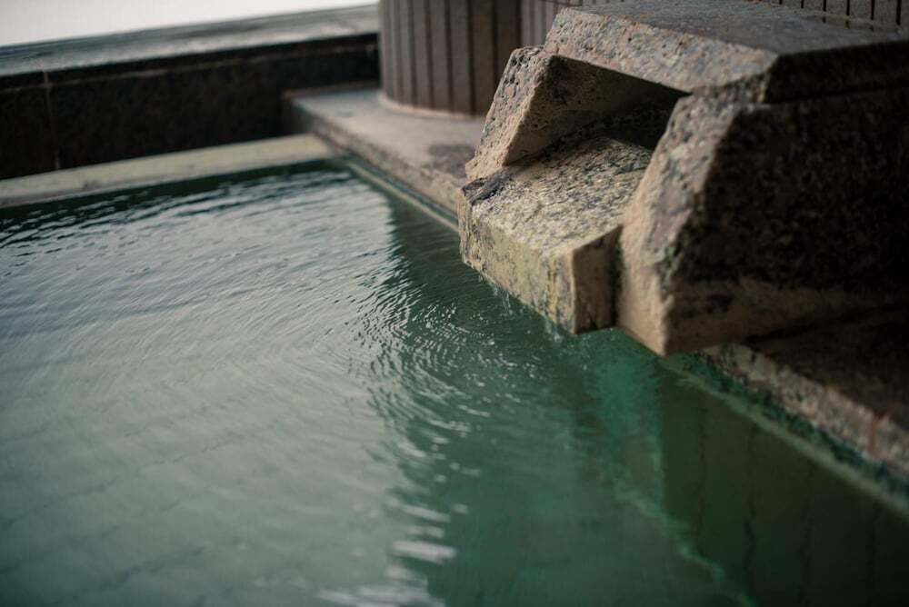 まるで“天然の美容液”ような強酸性の湯3954873