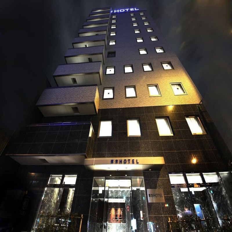 施設の正面 (日没後)