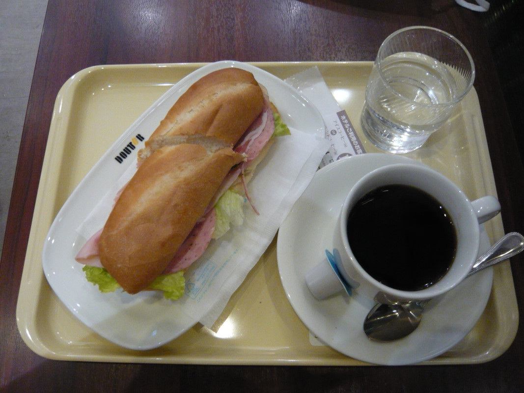 朝食は隣のドトールコーヒーでいただきます！