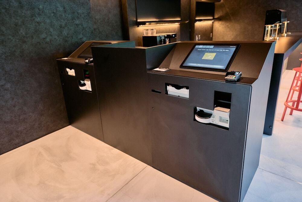 チェックイン / チェックアウト キオスク