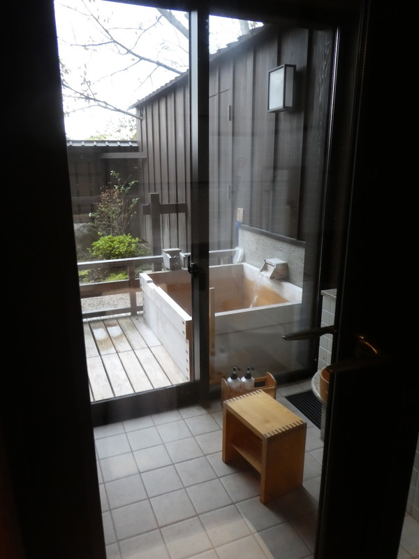 部屋の露天風呂。露天は1階トリプル限定のようです。