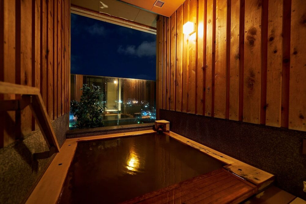 無料貸切風呂／夜の檜風呂