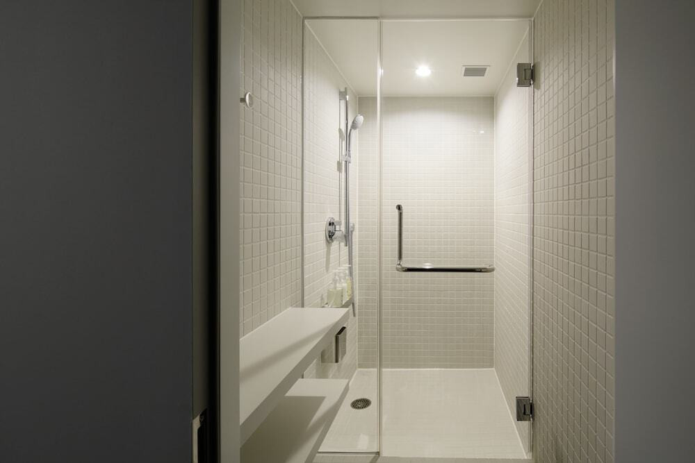 バスルームのシャワー