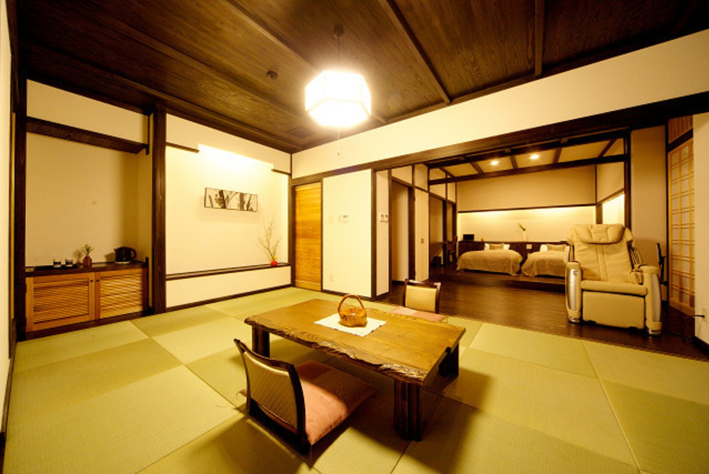 囲炉裏を囲んで彼とまったり時間を楽しむ3524606