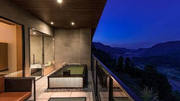 別邸 鶯宿スイート の露天風呂(夜) / 15