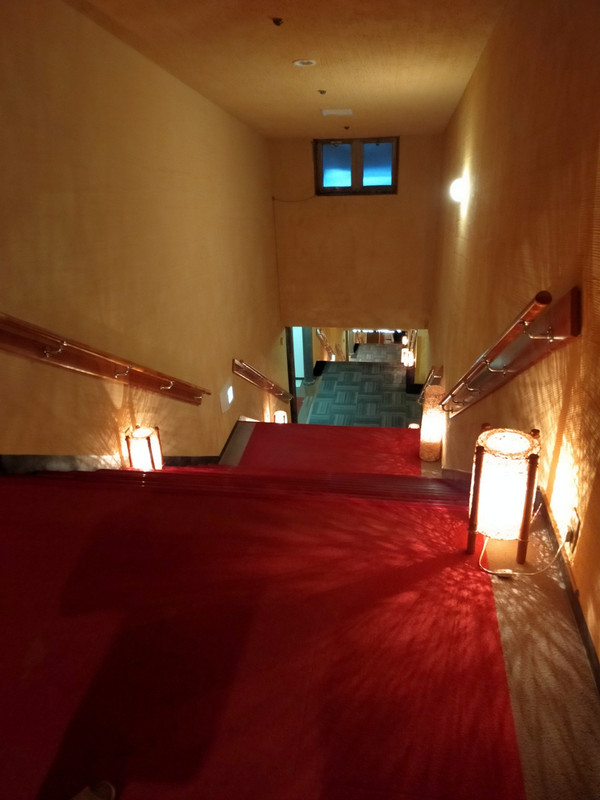斜面に沿って建てられていることが分かります？