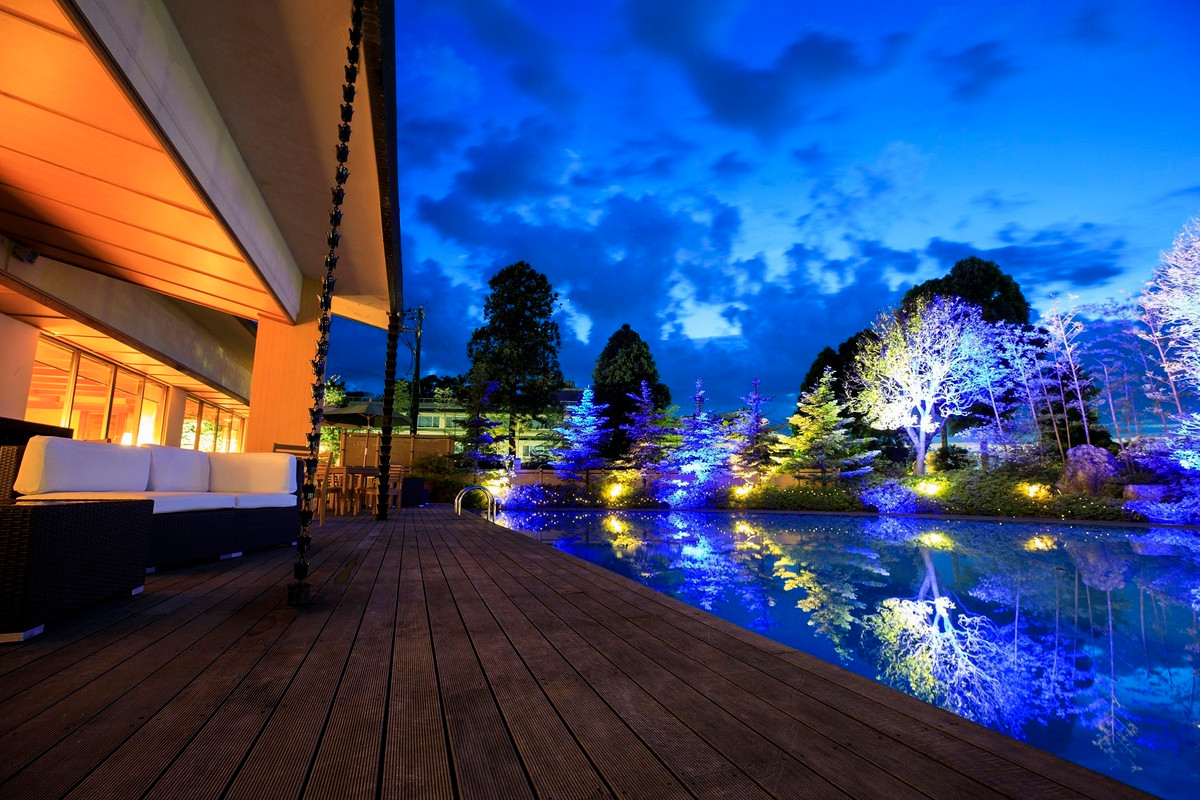 屋外ナイトプール