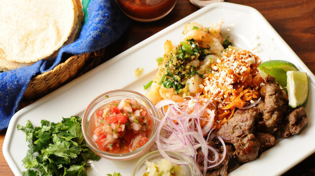 北海道産トウモロコシでできたトルティーヤにお好みの具をたっぷりと。じゅわっと広がる美味しさを楽しんで