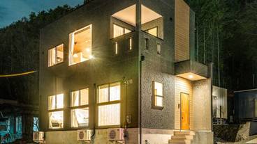 施設の正面 (日没後) / 1