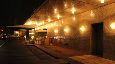 施設の正面 (日没後) / 3