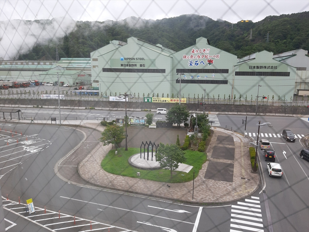 駅前側の眺めは殺風景。できれば甲子川側の部屋にしましょう。’
