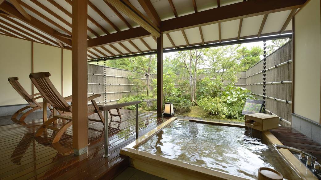 露天風呂付きの部屋で
贅沢感もひとしお / 1