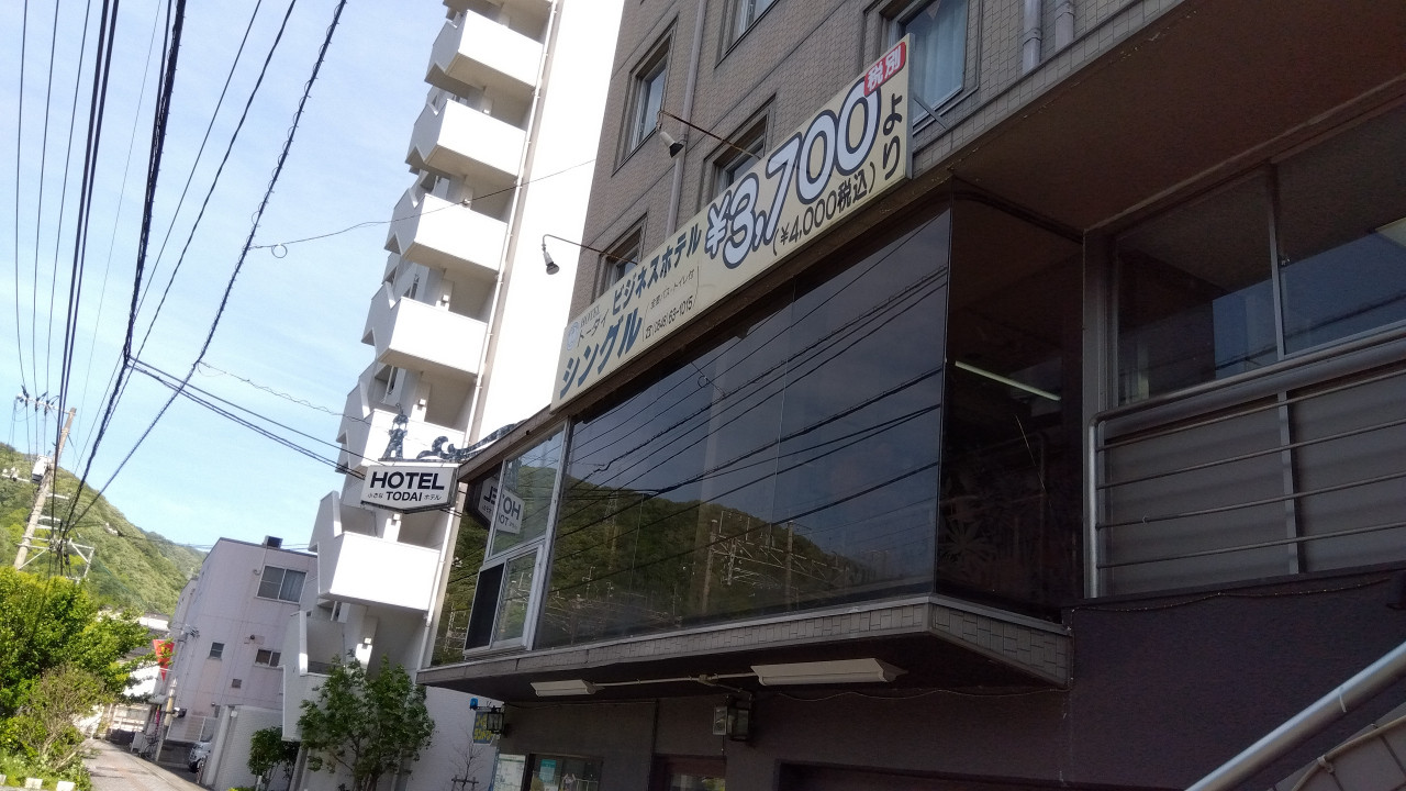 外観は、ごく普通のこじんまりしたビル。