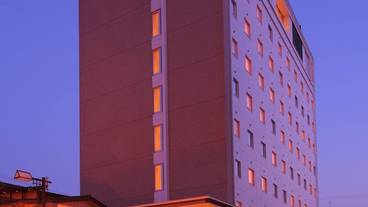 施設の正面 (日没後) / 1