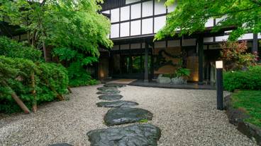 門から玄関まで / 2