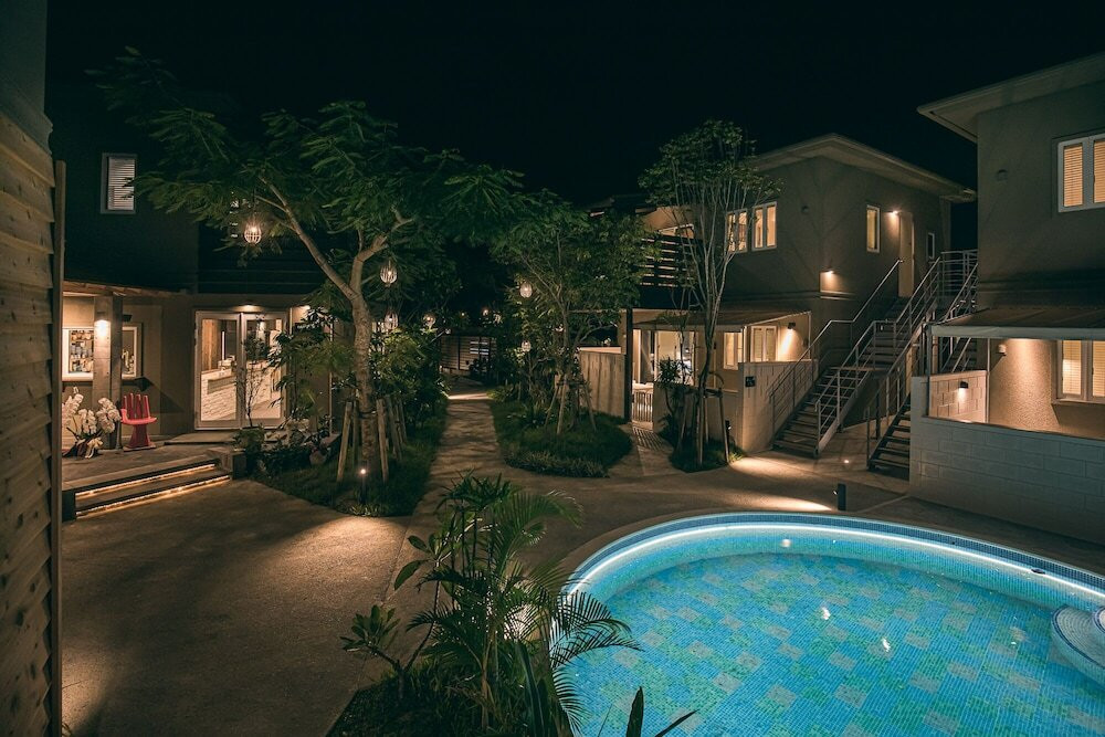 施設の正面 (日没後)