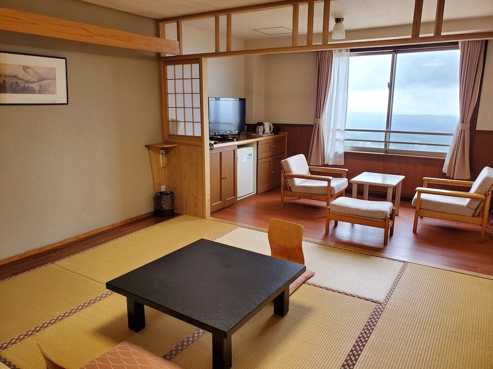 お部屋はシンプル。窓の外には胸がすくような景色が3450199