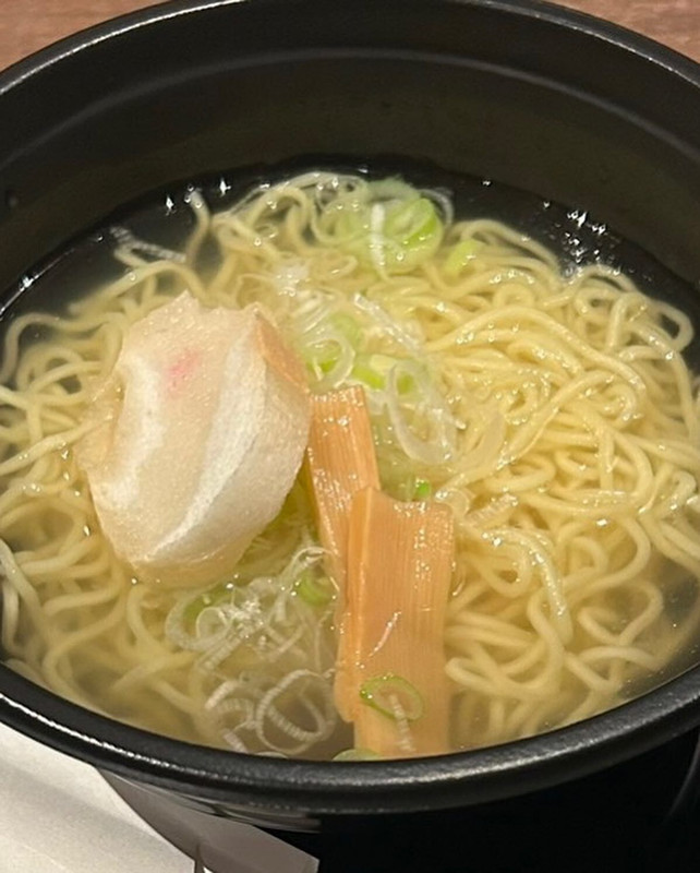 湯上り処で提供される夜食サービス「夜鳴きそば」。醤油味のほか、函館の定番である塩味も選べる。さりげなく旅先らしさを感じられるのが嬉しい / 1