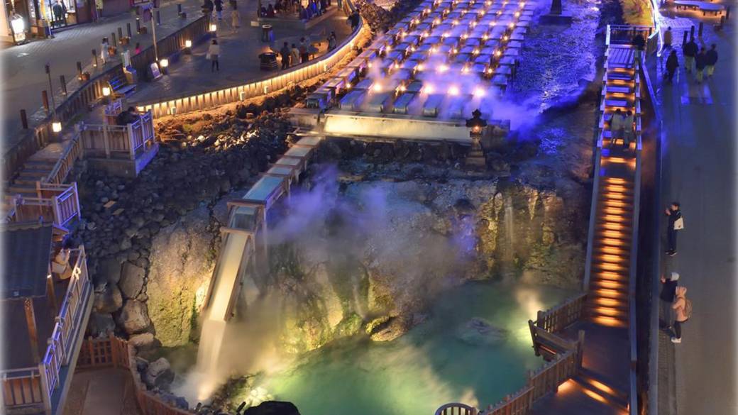 湯けむりたゆたう
温泉街で夜さんぽ / 1