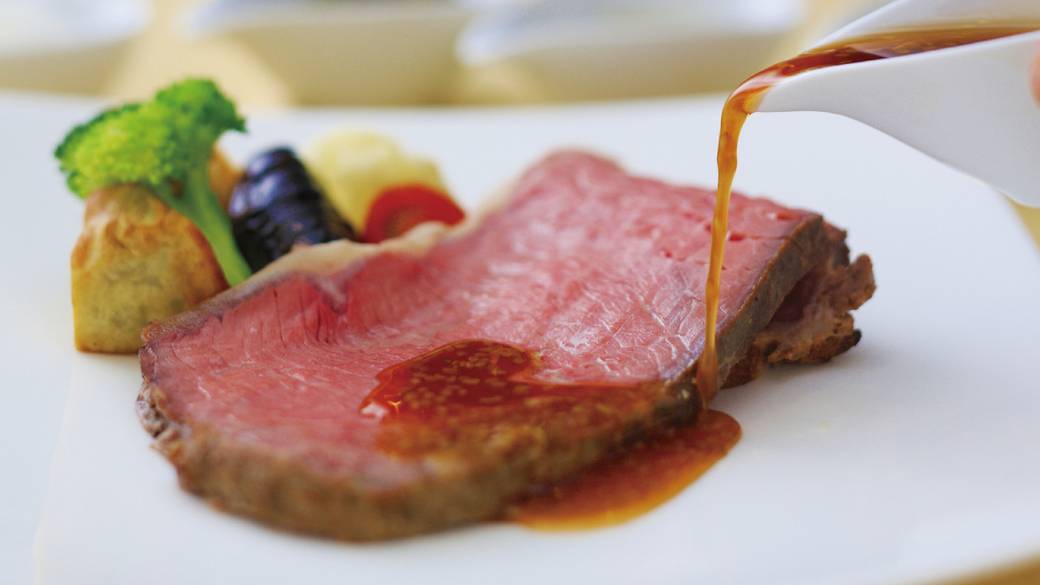 カフェテリアでお肉も
デザートも食べ放題♪ / 2