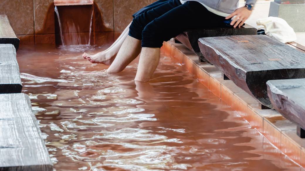 源泉かけ流しの足湯 / 3