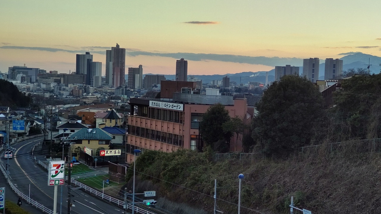 夕暮れの大山と隣接施設