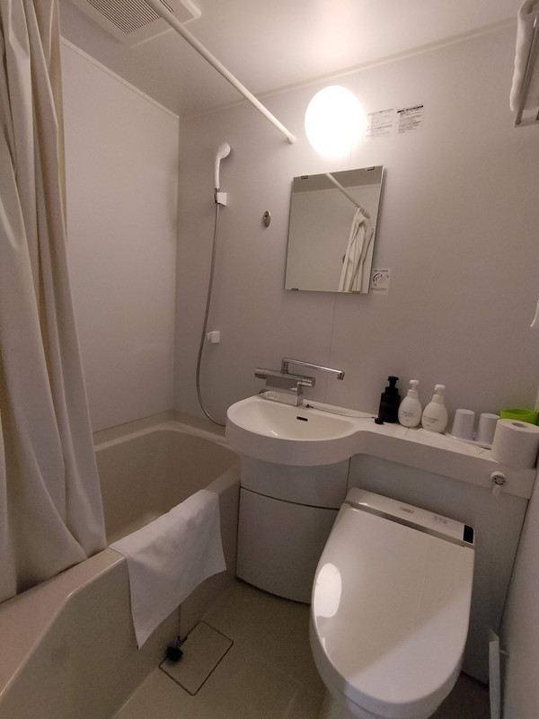 ごく一般的なユニットバス。清潔だったがカーテン臭だけ残念