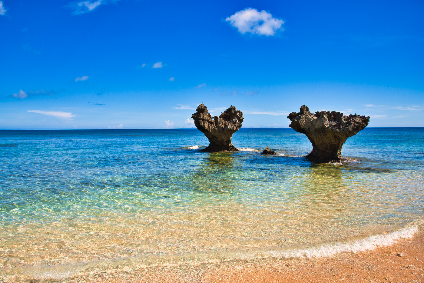 沖縄の美しいサンゴ礁の海