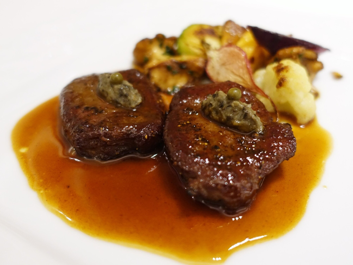 「ラ・ファソン 古賀」料理 950502 夏鹿シンタマのソテー 茄子のキャビア仕立て 
　青粒コショウ風味 ポワブラードソース