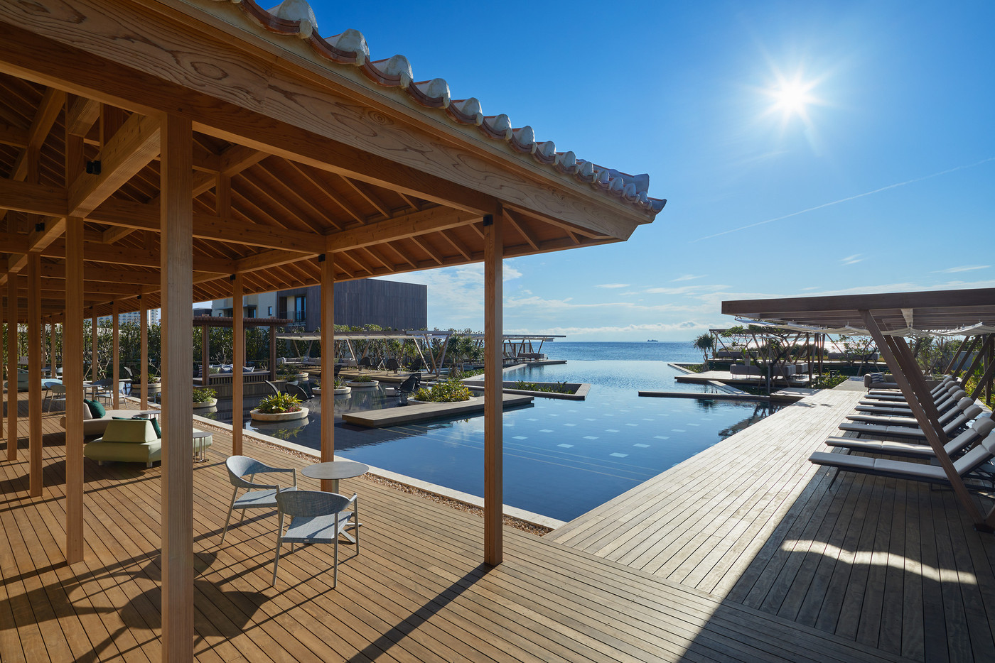 プールやカフェ、アクティビティなど充実の施設&サービス4053455