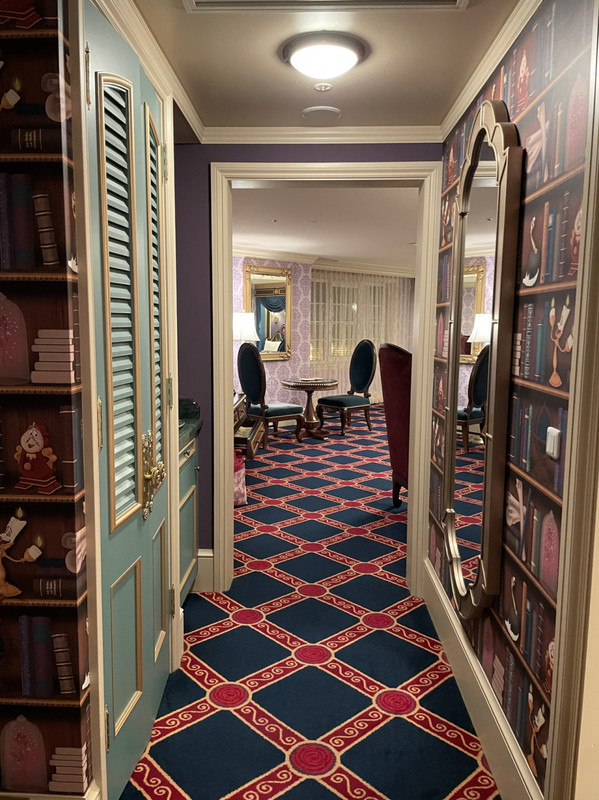 深みのある色の客室でした。