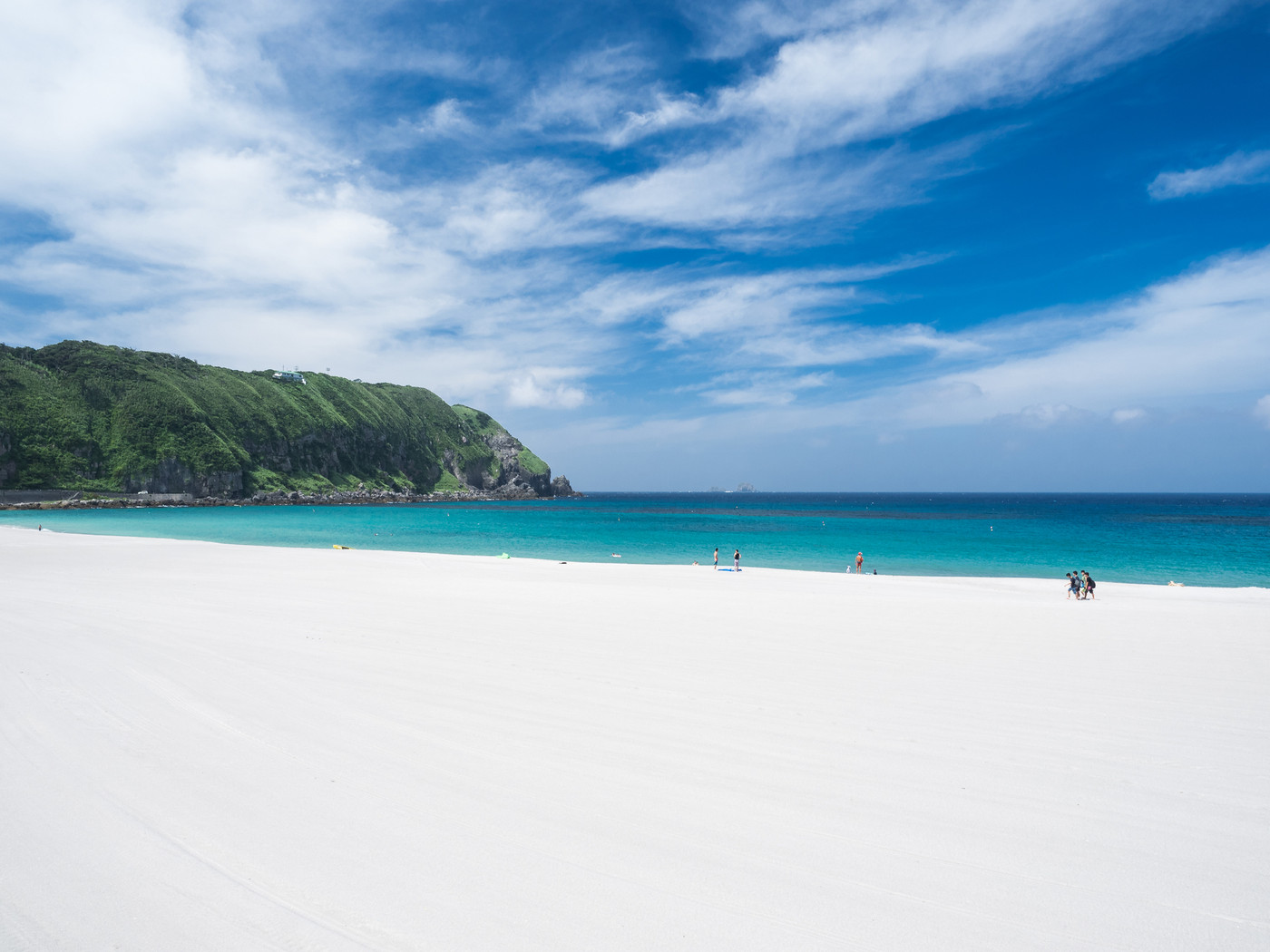真夏の神津島の風景 マリンブルーの海と白い砂浜の前浜海岸 8月