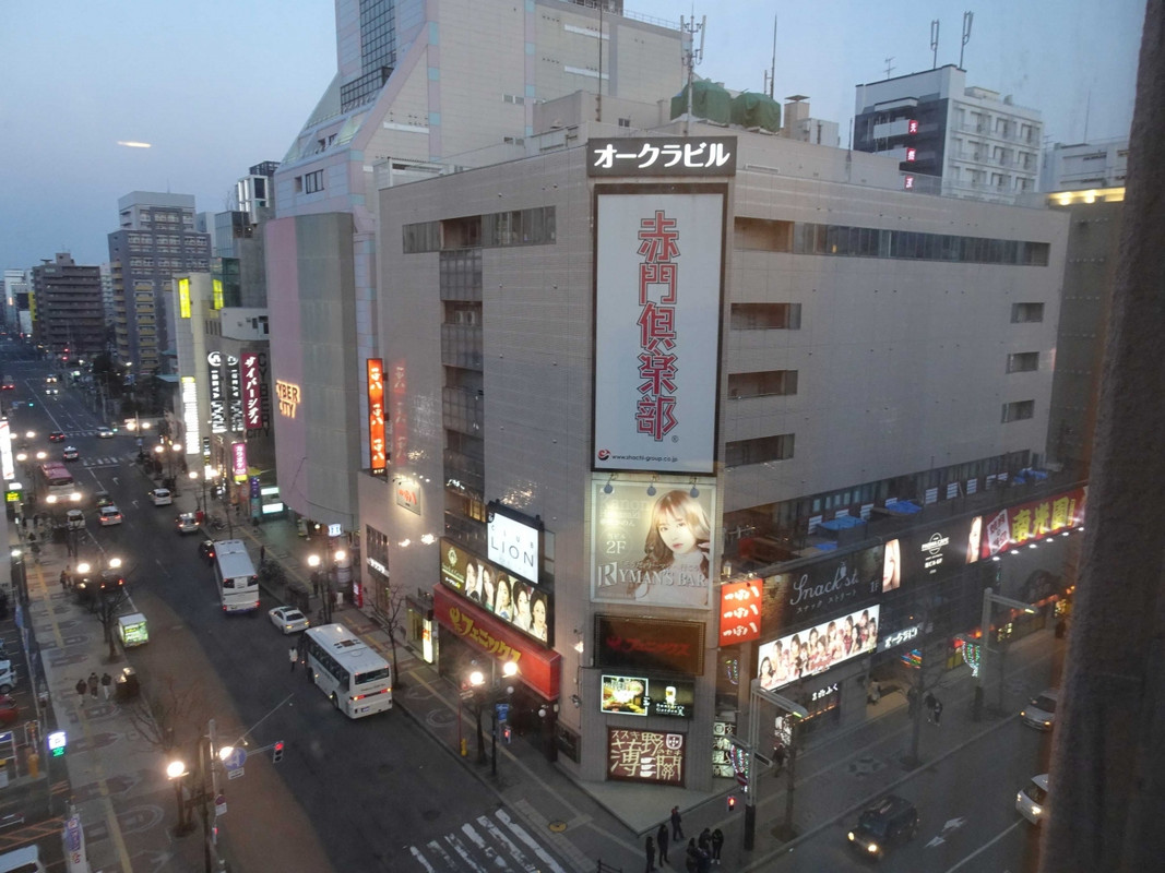 窓からは、思いっきり繁華街