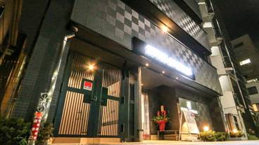 施設の正面 (日没後) / 1