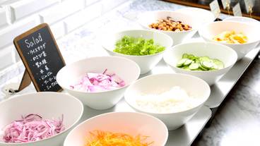 朝食ビュッフェのサラダ / 5