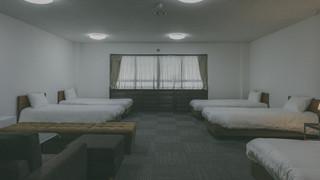 [洋室5ベッド] バス無/ 45平米 禁煙