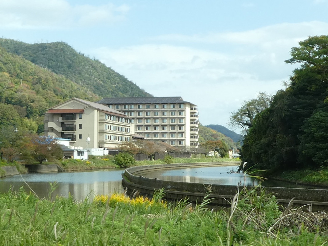 外観。三角屋根が佳雲。直交する奥が月夜のうさぎ